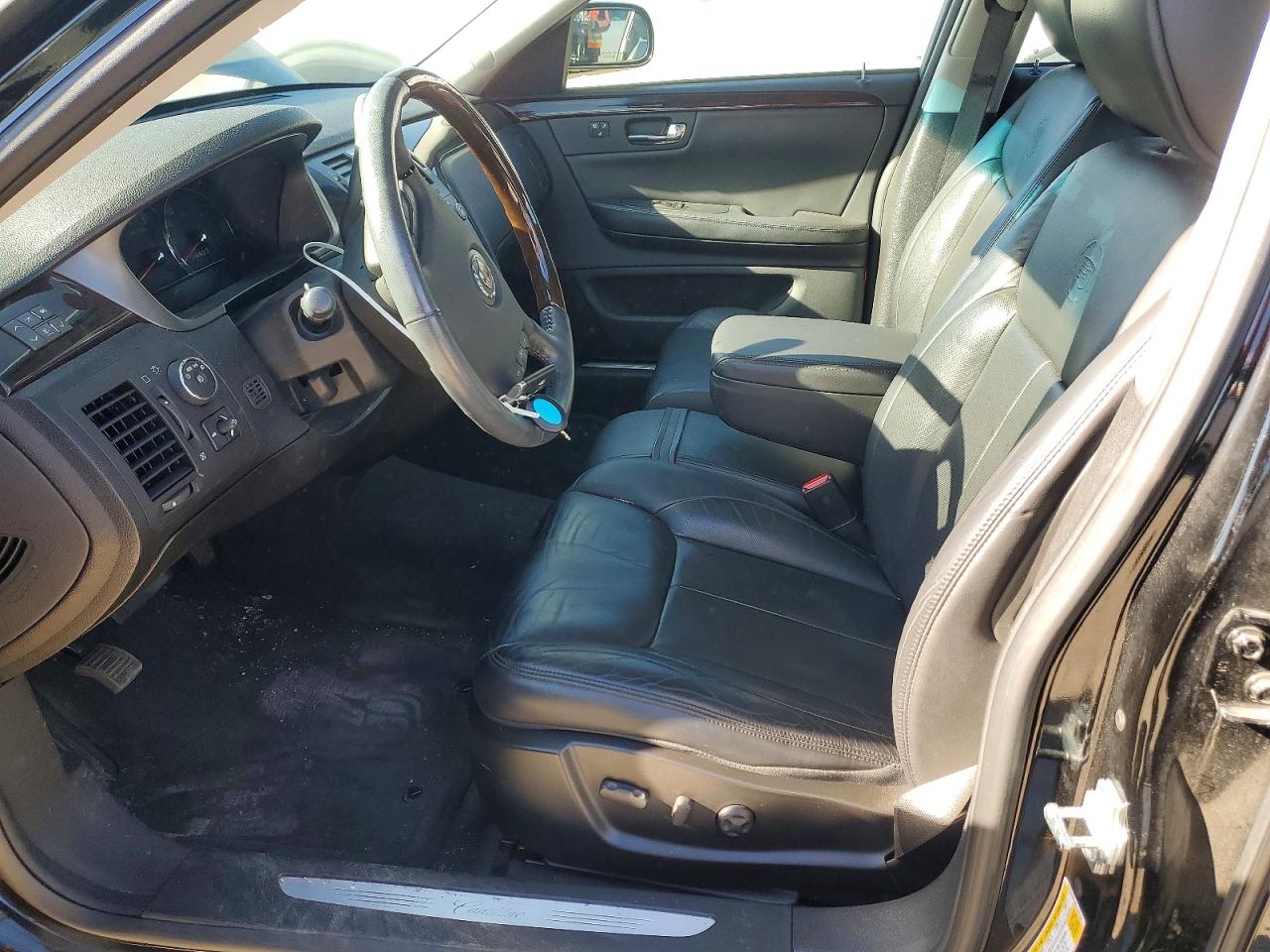 2011 CADILLAC DTS photo 13
