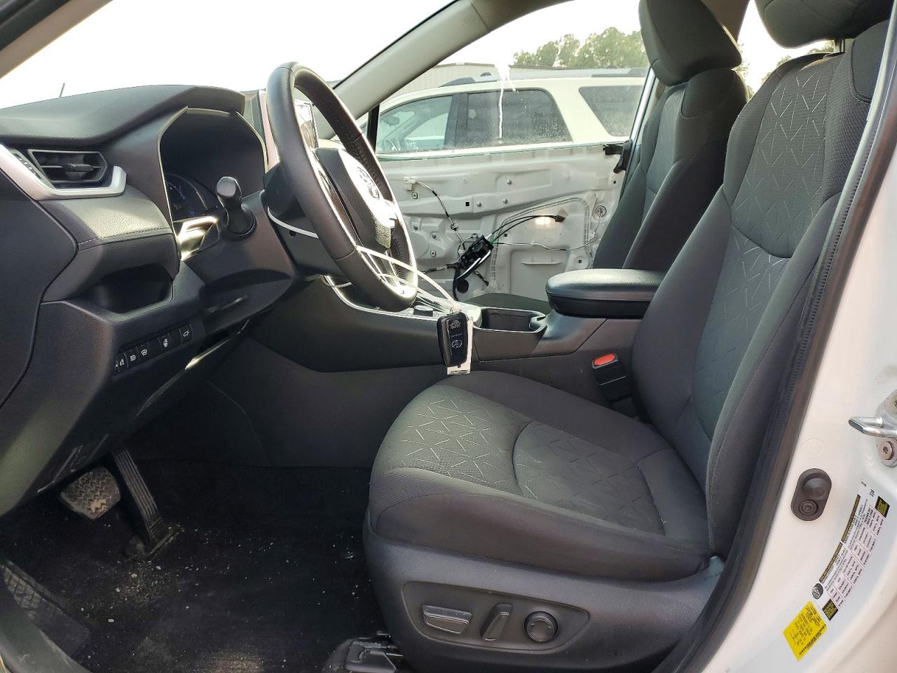 2024 TOYOTA RAV4 XLE photo 7