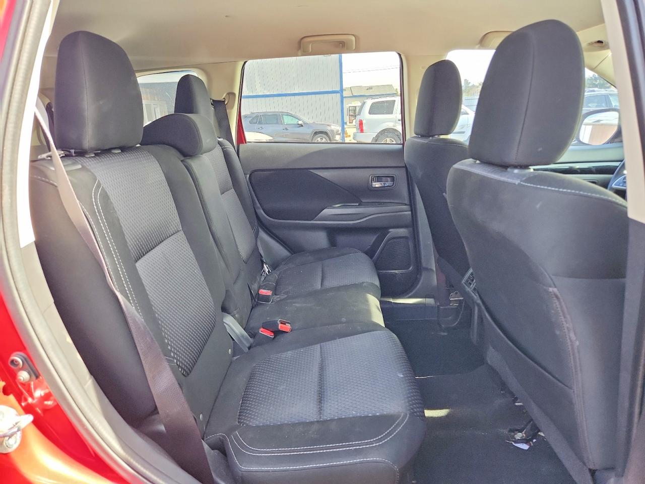 2019 MITSUBISHI OUTLANDER ES photo 11