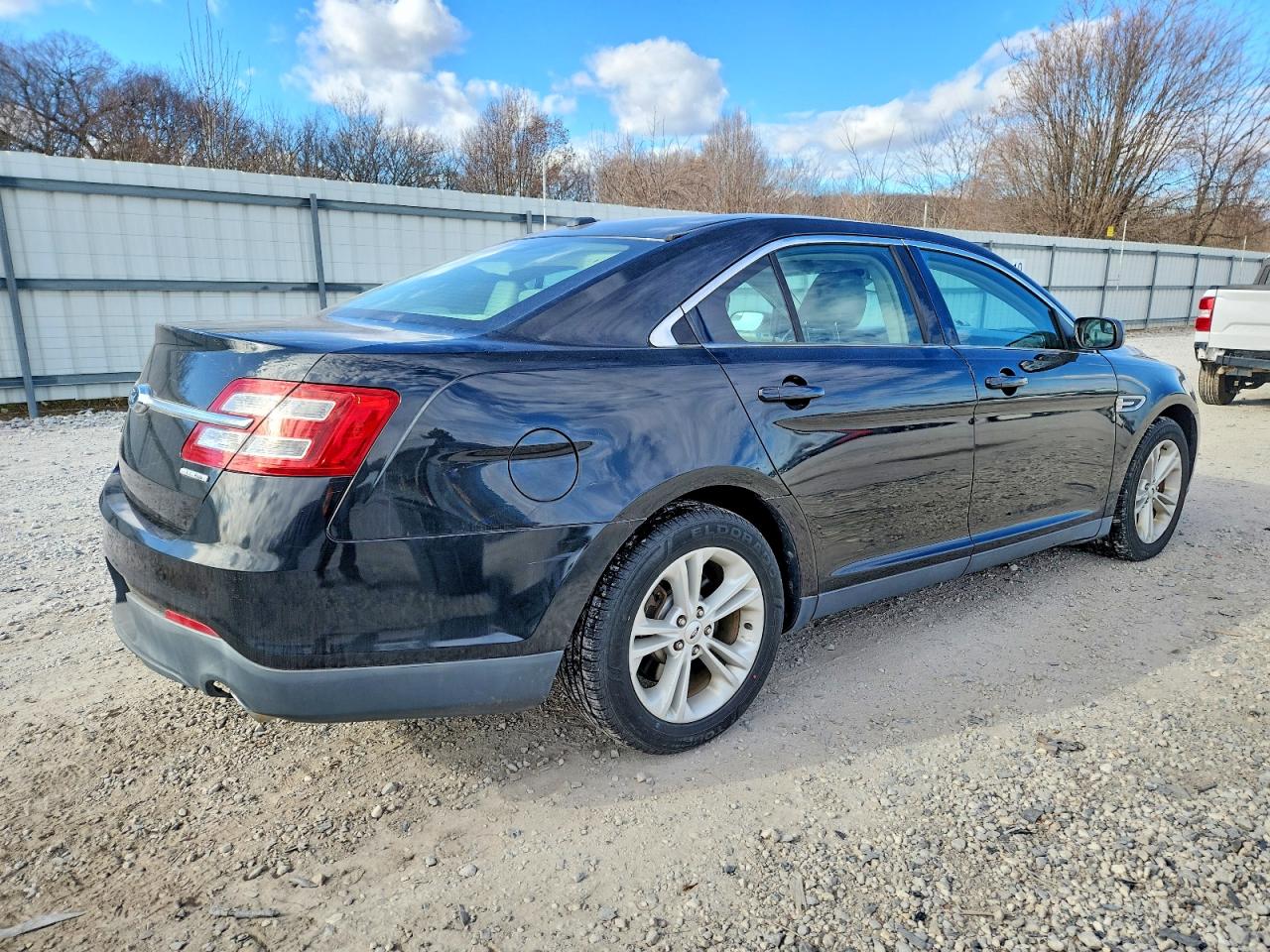 2015 FORD TAURUS SE photo 5