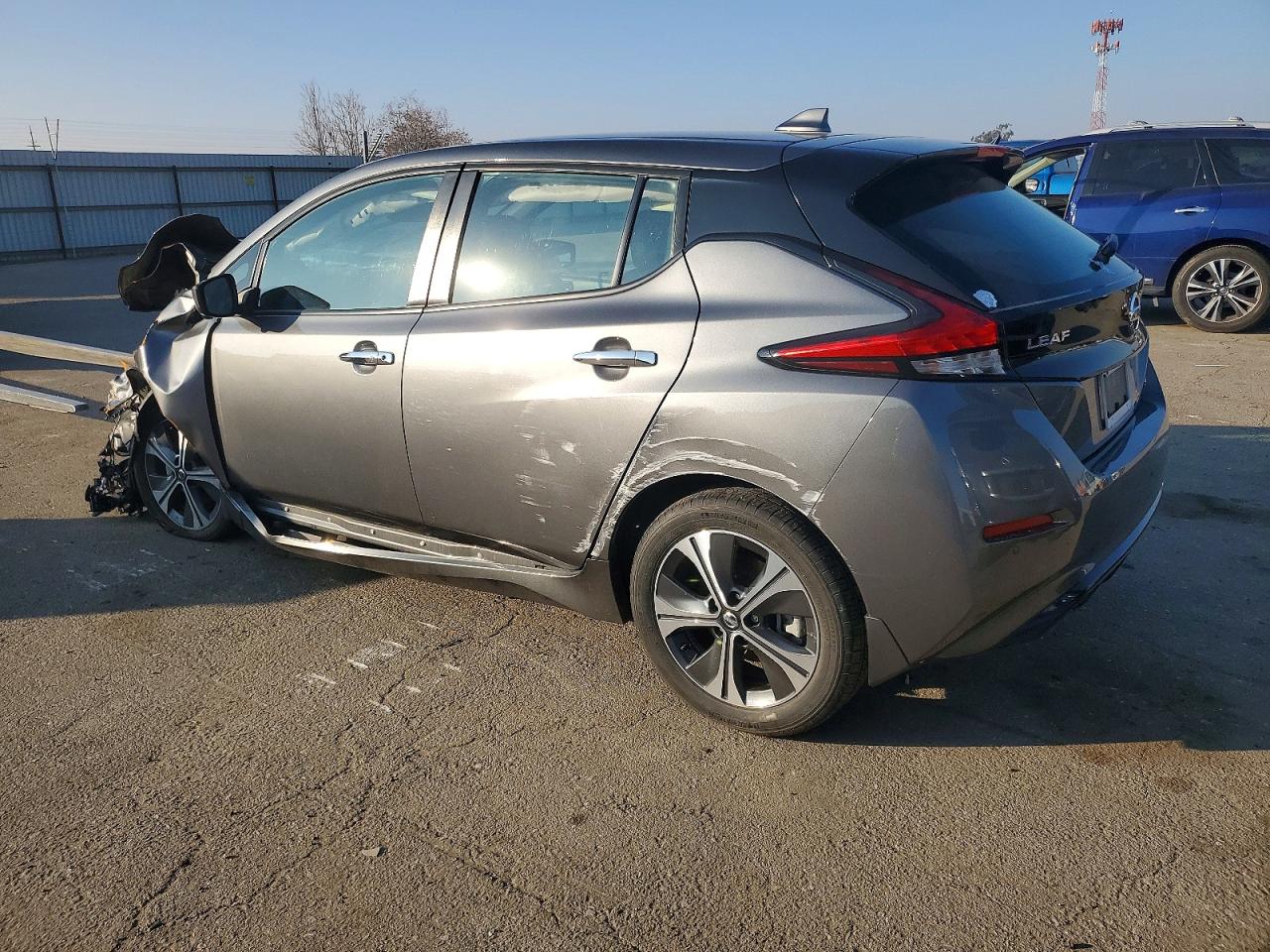2020 NISSAN LEAF SV photo 2