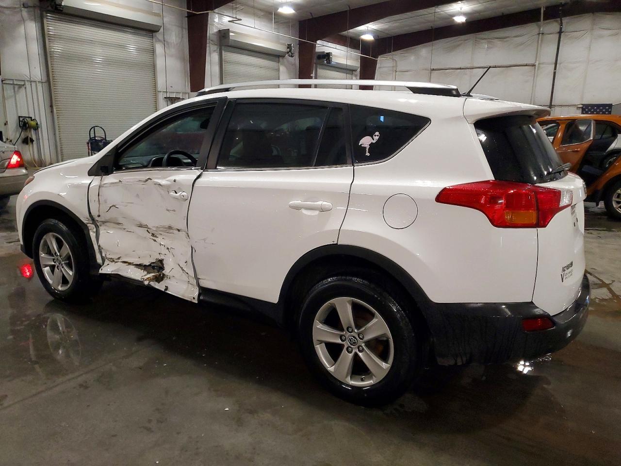 2015 TOYOTA RAV4 XLE photo 3