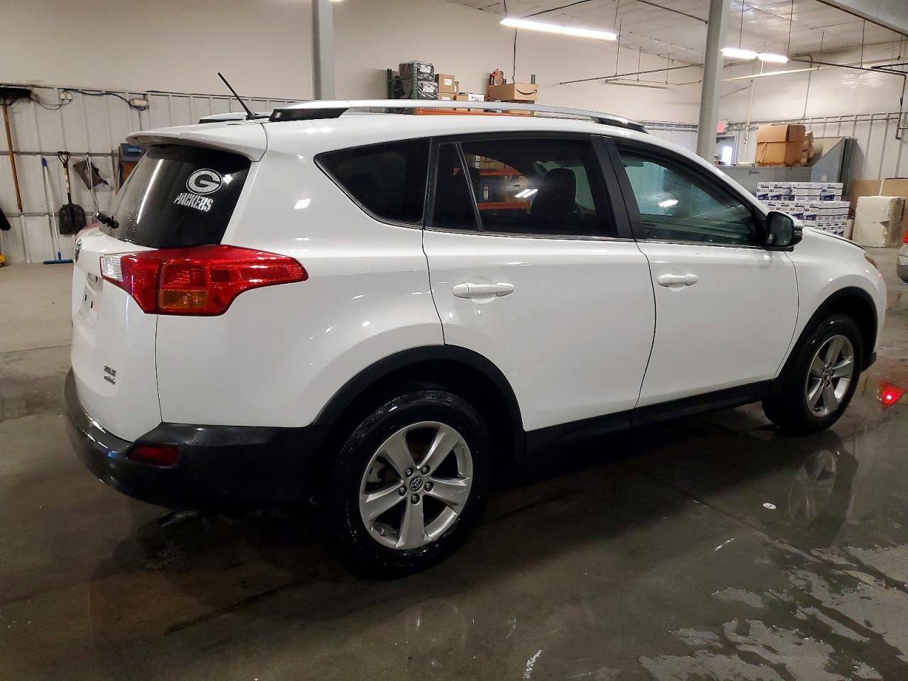 2015 TOYOTA RAV4 XLE photo 5