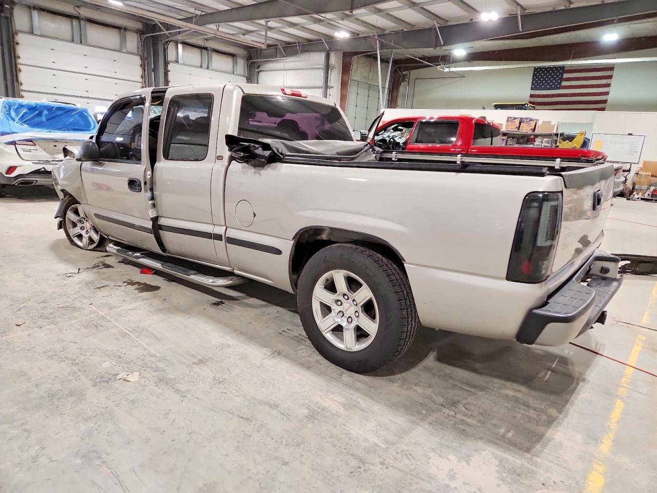 2005 CHEVROLET SILVERADO C1500 photo 3