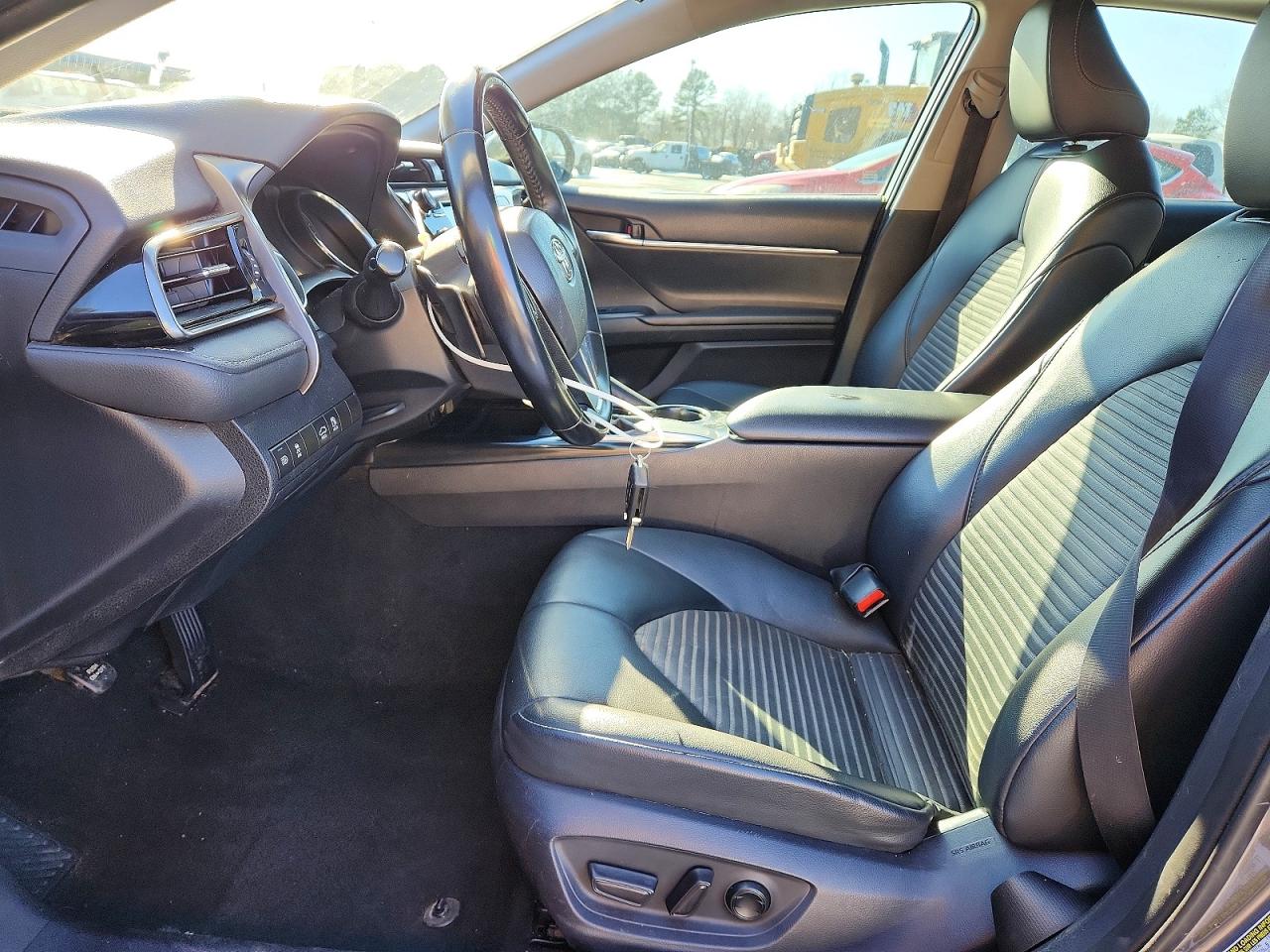 2019 TOYOTA CAMRY SE photo 13