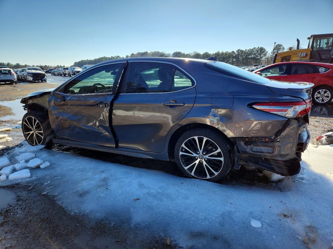 2019 TOYOTA CAMRY SE photo 3