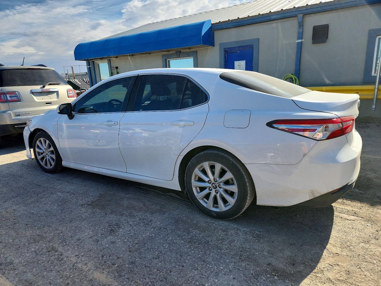2018 TOYOTA CAMRY LE photo 3