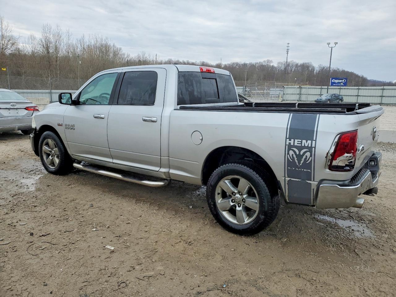 2015 RAM 1500 SLT photo 4
