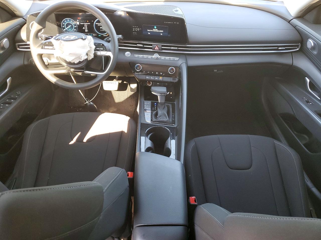 2024 HYUNDAI ELANTRA BLUE photo 8