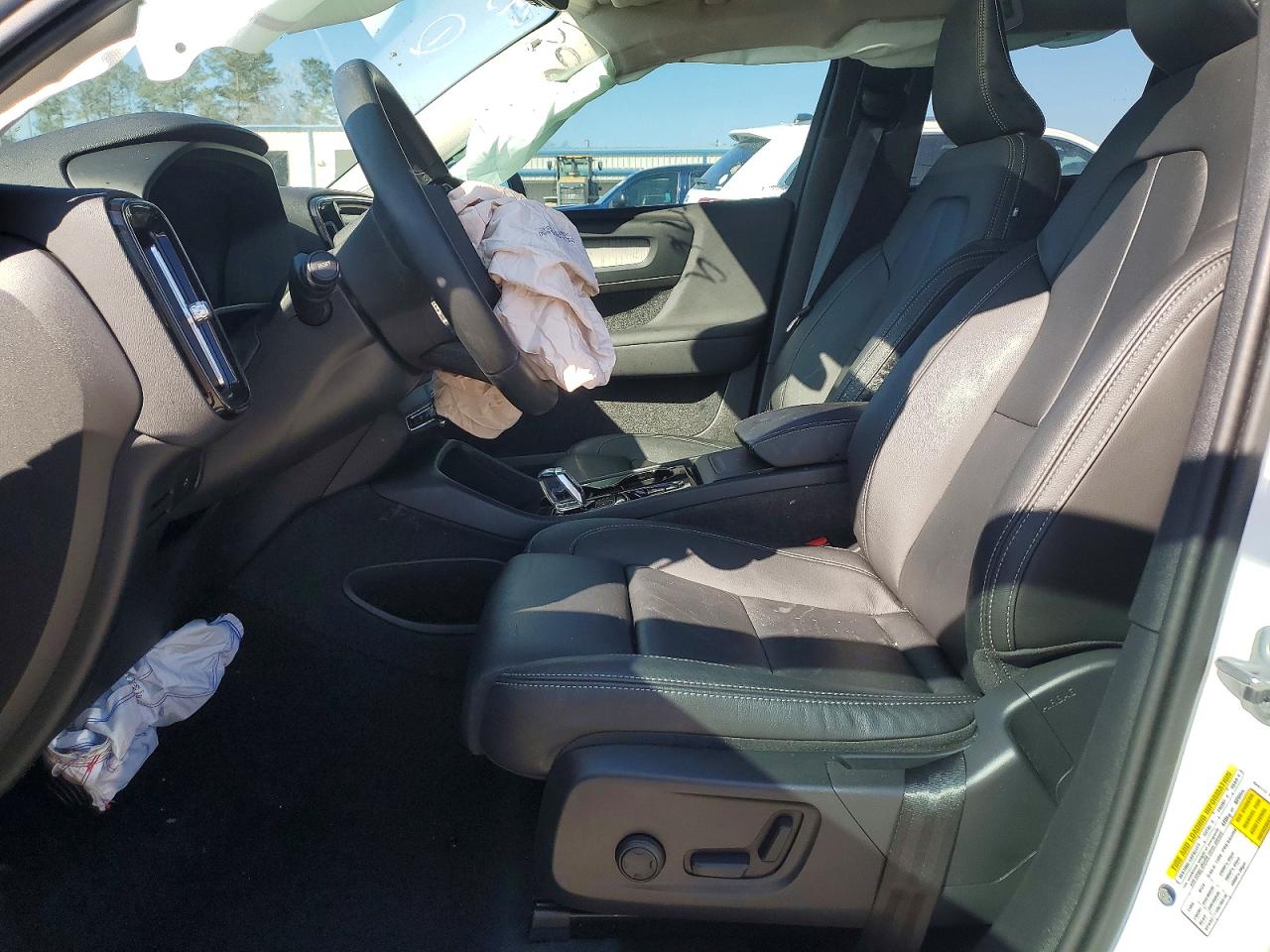 2024 VOLVO XC40 PLUS photo 13