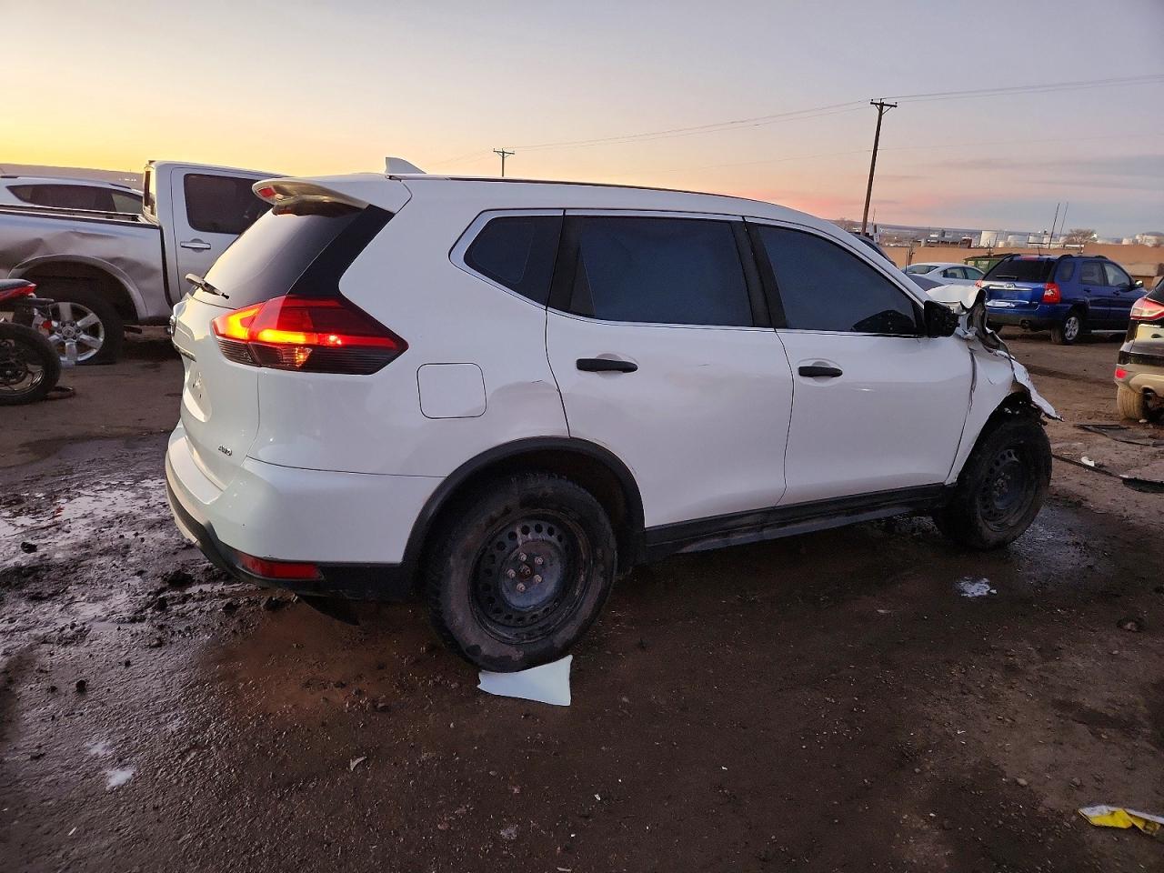 2017 NISSAN ROGUE SV photo 3