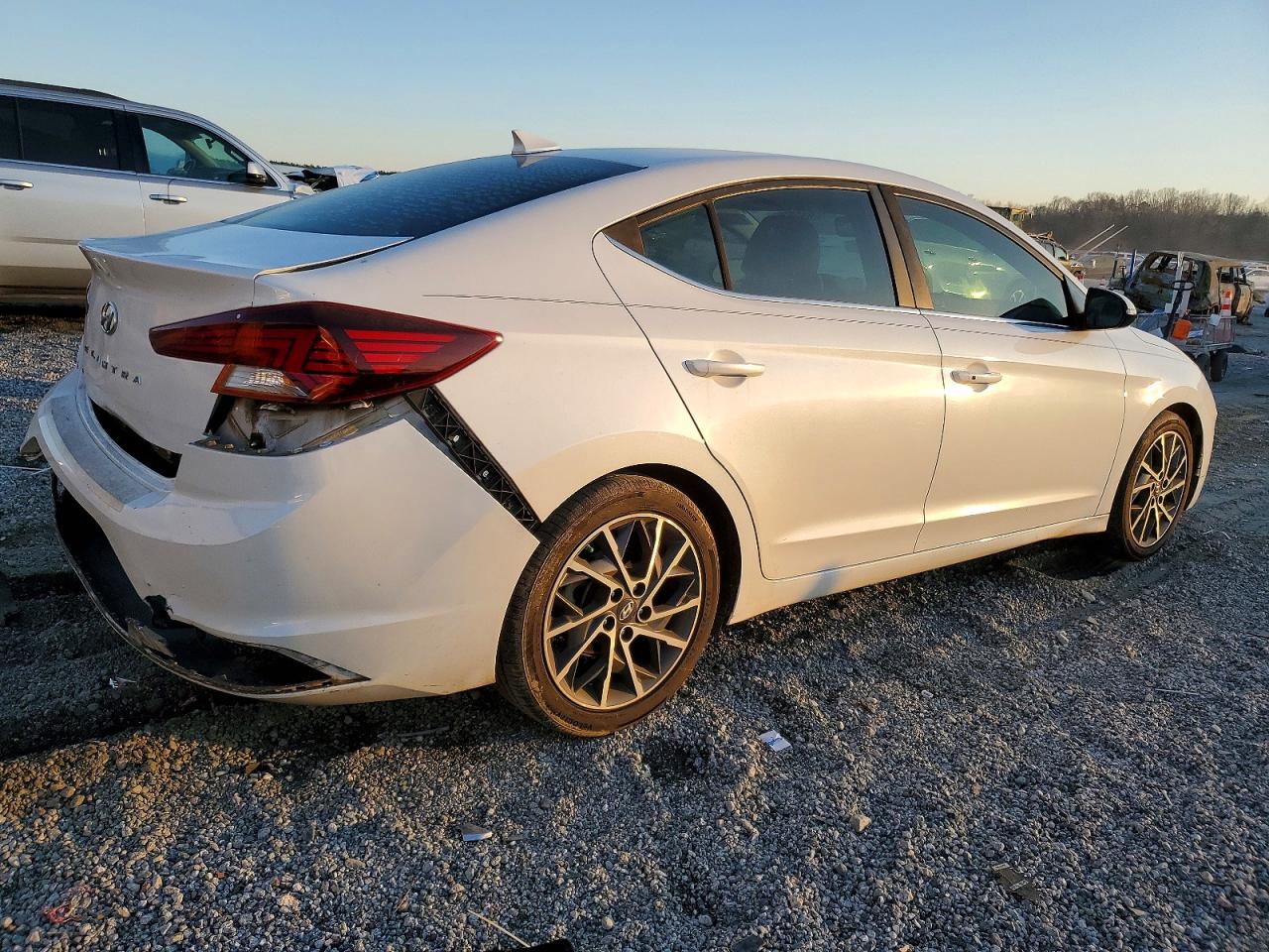 2019 HYUNDAI ELANTRA SEL photo 3
