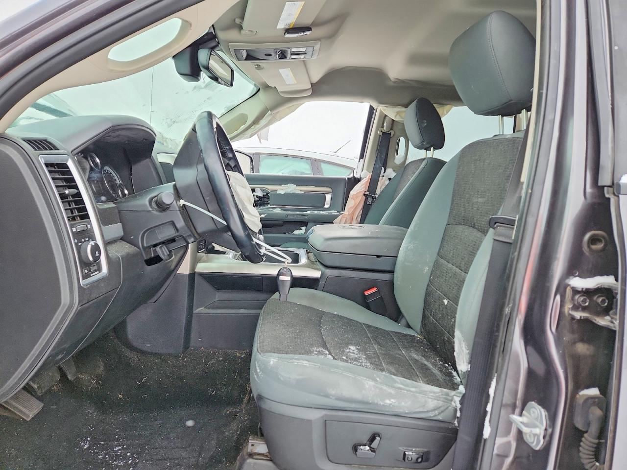 2016 RAM 1500 SLT photo 13