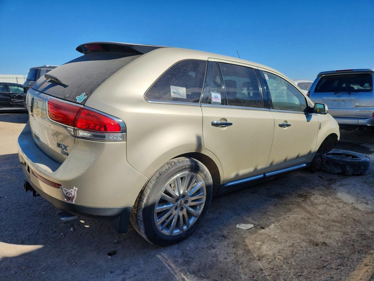 2011 LINCOLN TOWNHOUSE MKX photo 3