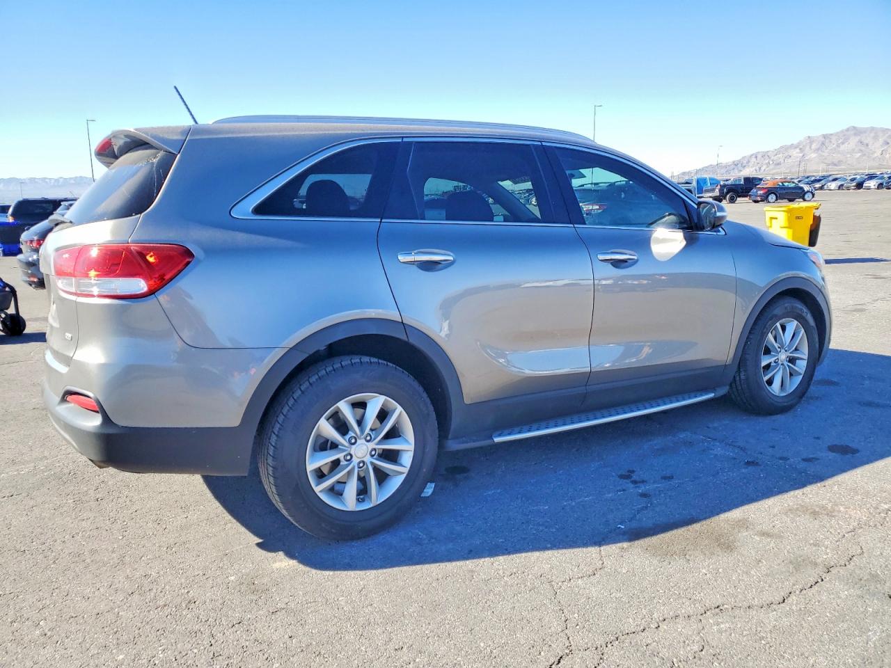 2016 KIA SORENTO LX photo 5