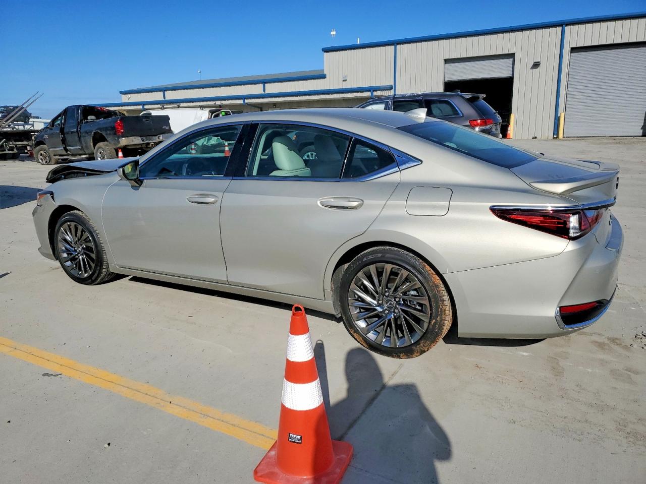 2025 LEXUS ES 300H BASE photo 2