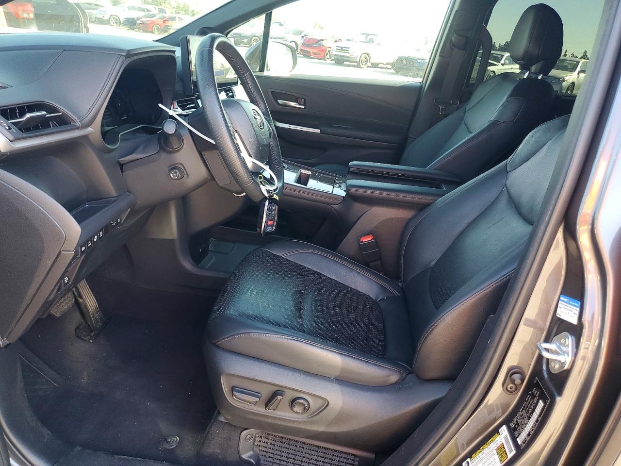 2025 TOYOTA SIENNA LIMITED photo 7