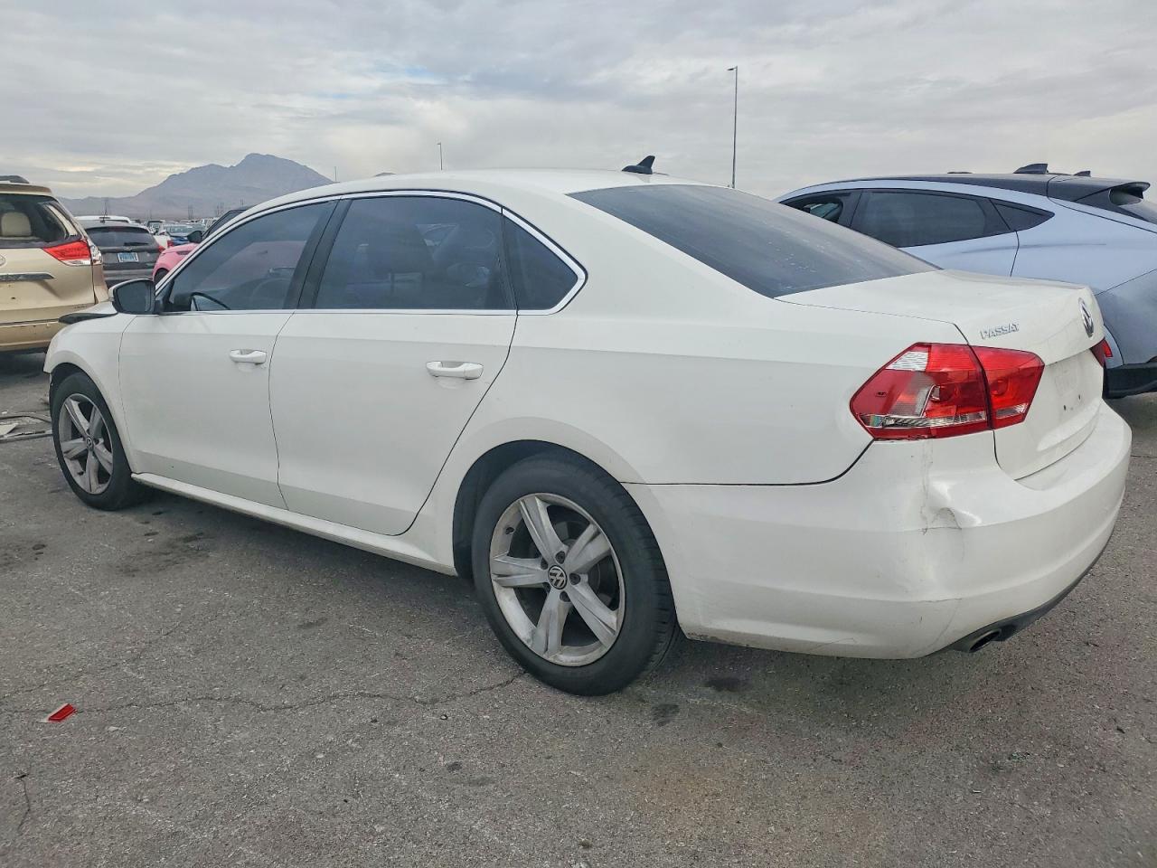2014 VOLKSWAGEN PASSAT SE photo 3