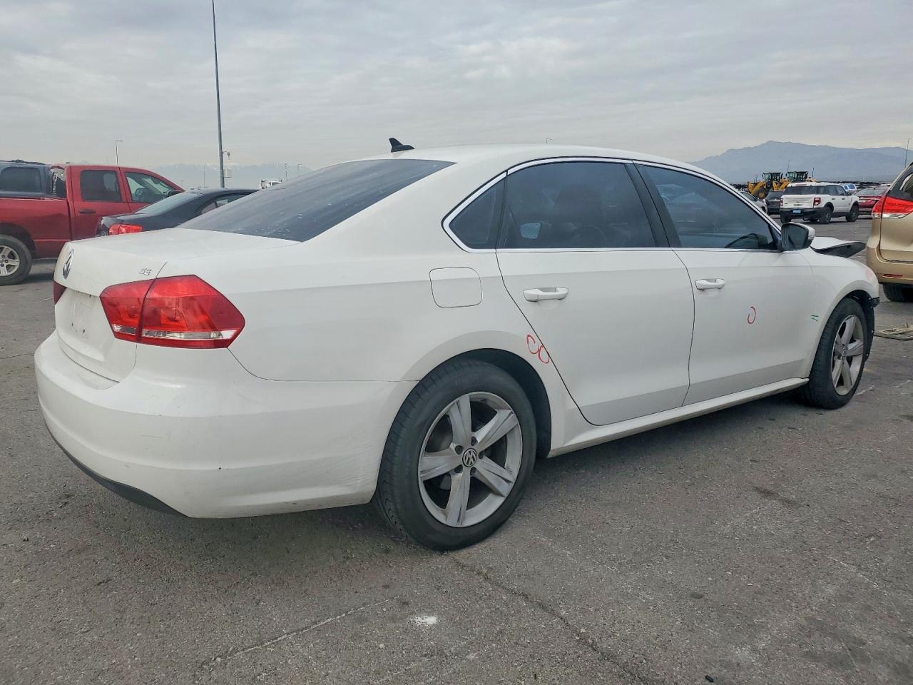 2014 VOLKSWAGEN PASSAT SE photo 5