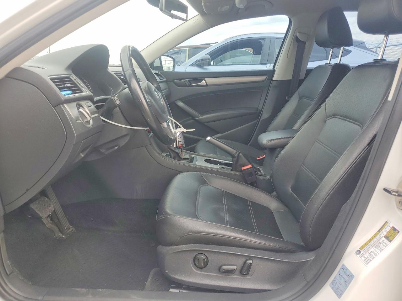 2014 VOLKSWAGEN PASSAT SE photo 13