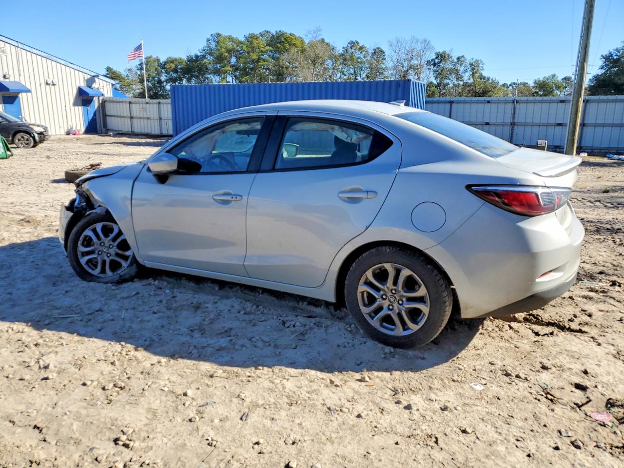 2019 TOYOTA YARIS LE photo 2