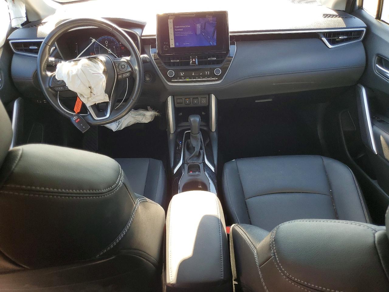 2024 TOYOTA COROLLA CROSS XLE photo 15