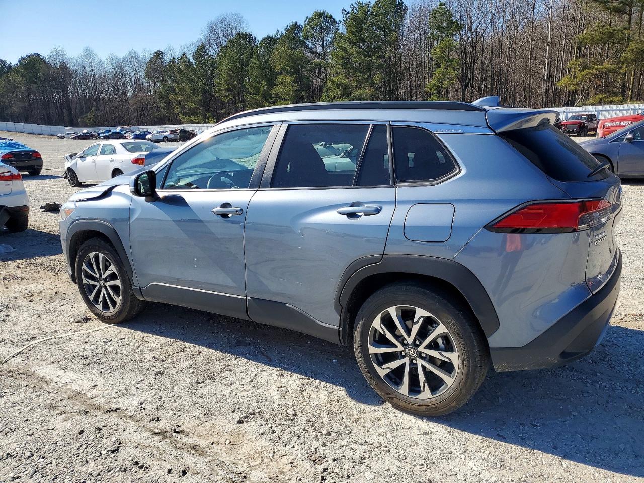 2024 TOYOTA COROLLA CROSS XLE photo 3