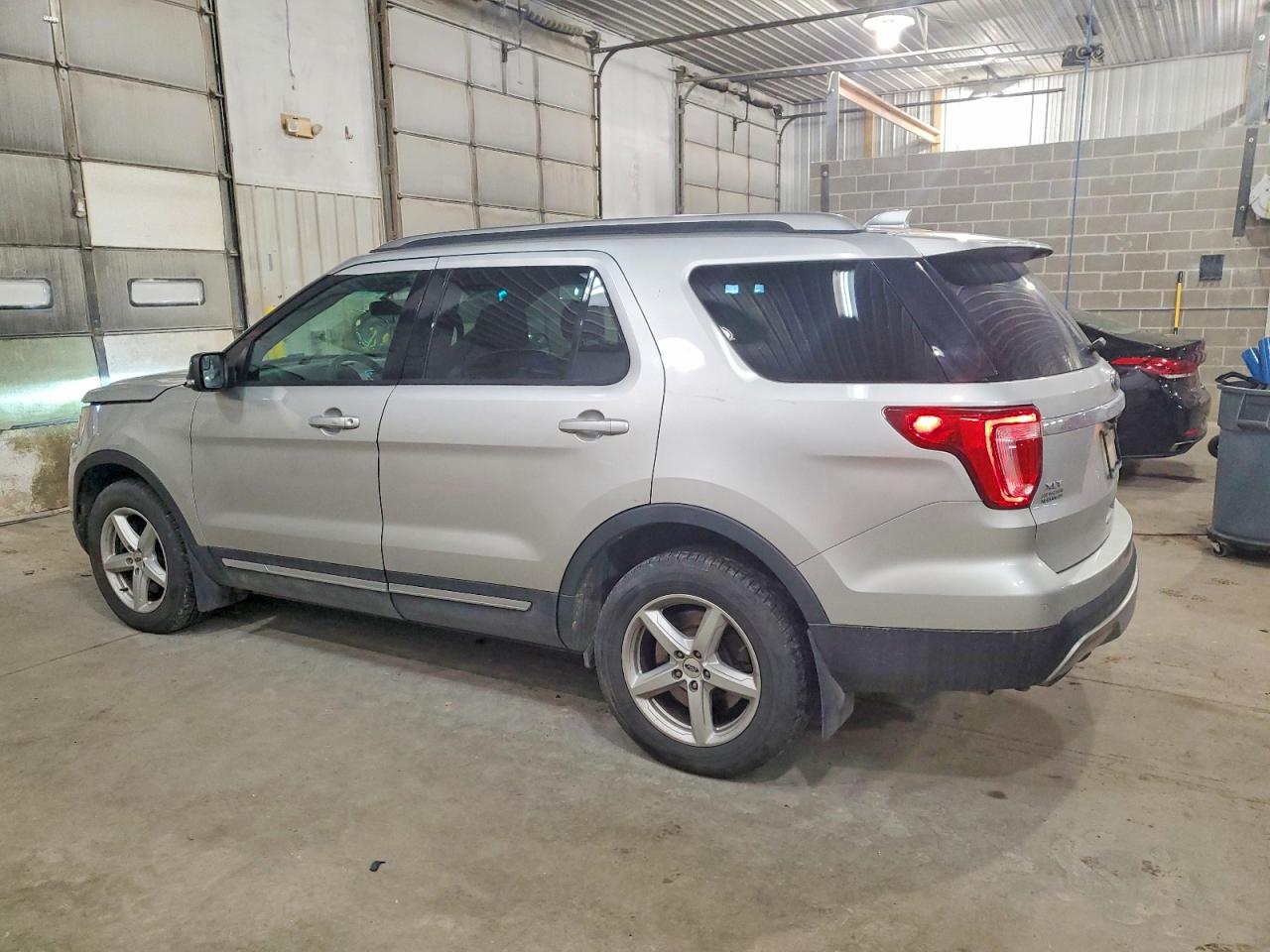 2016 FORD EXPLORER XLT photo 3