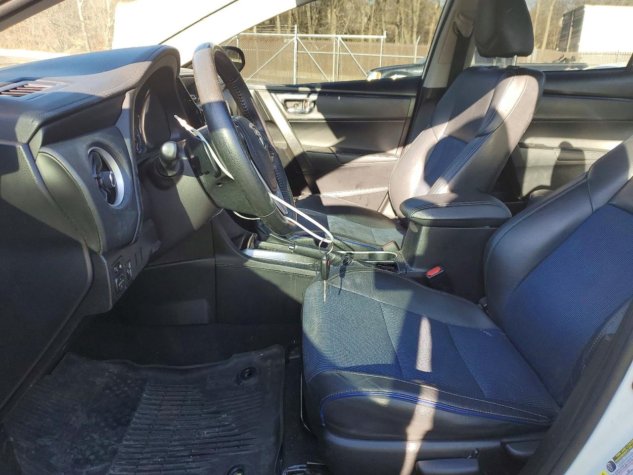 2018 TOYOTA COROLLA photo 19