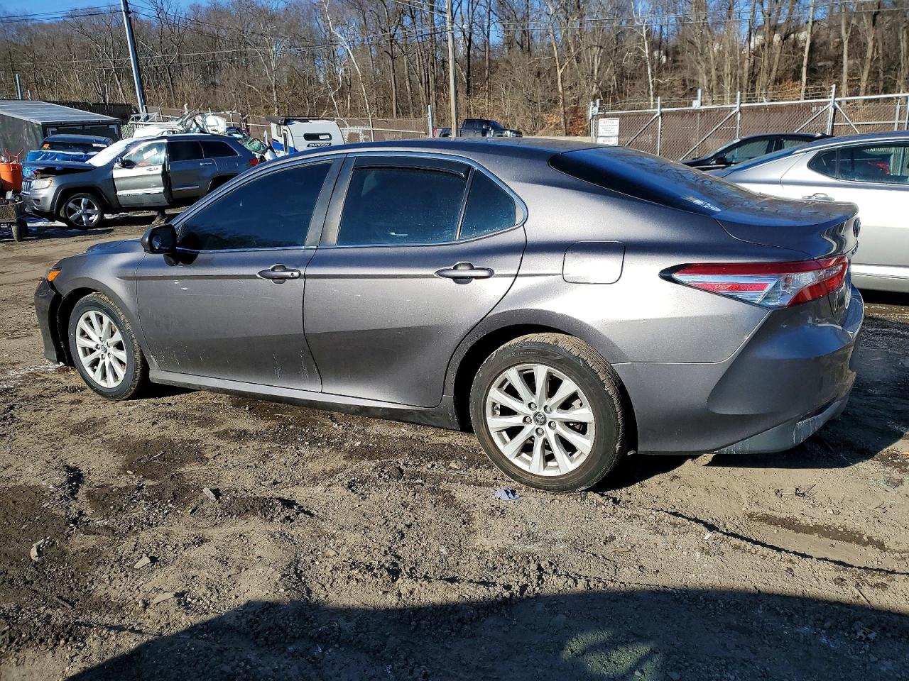 2018 TOYOTA CAMRY LE photo 4