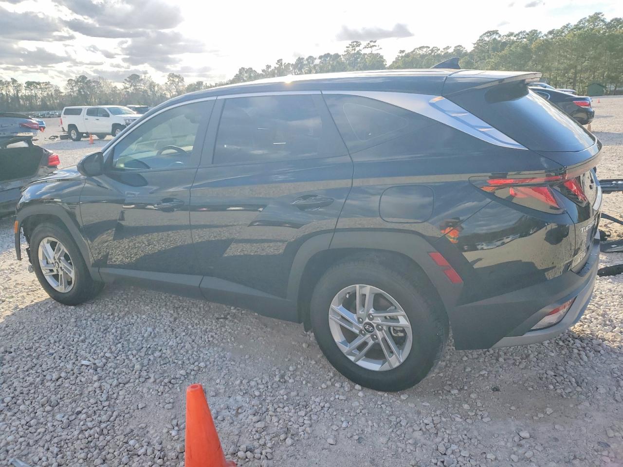 2025 HYUNDAI TUCSON SE photo 4
