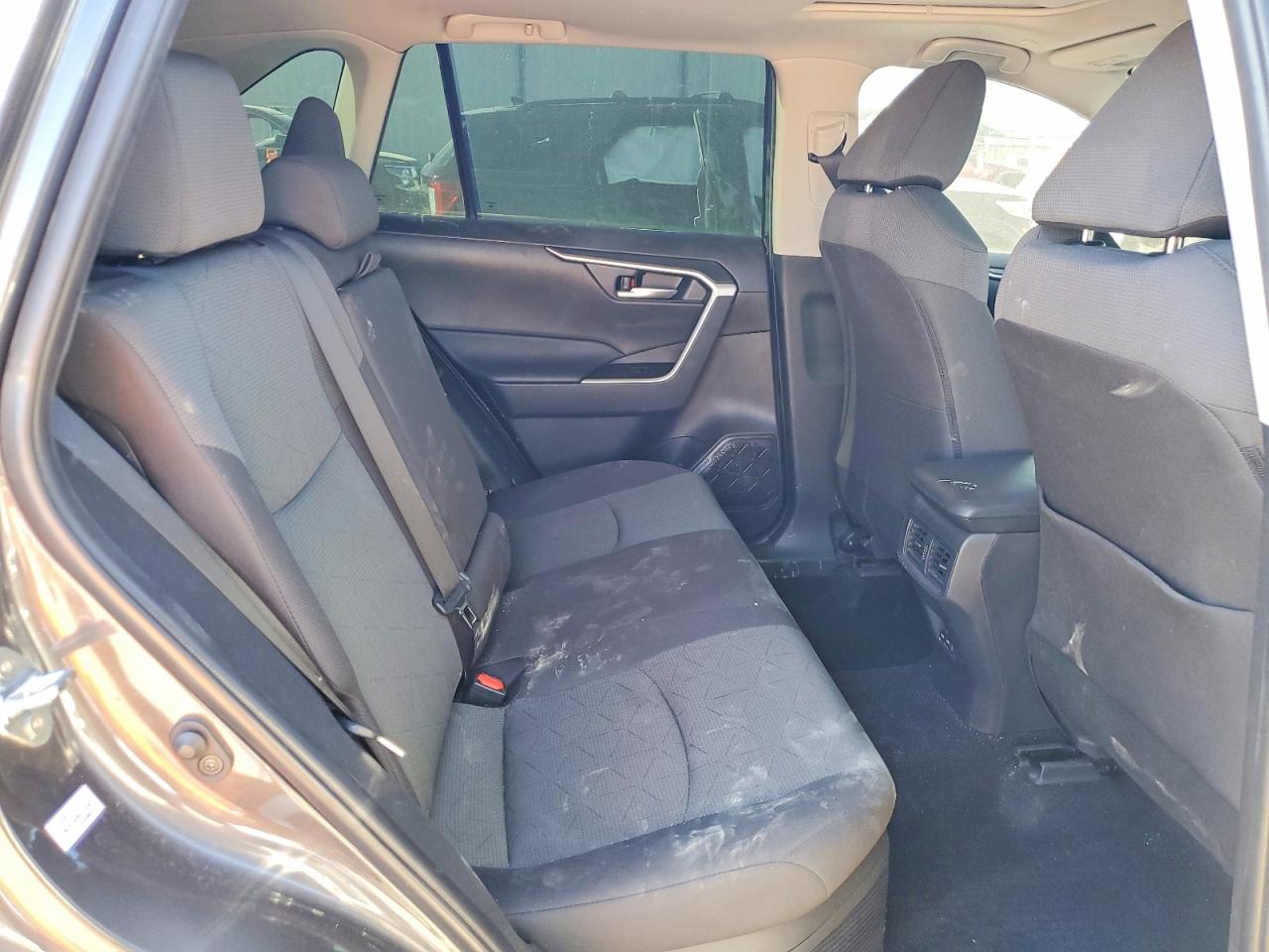 2025 TOYOTA RAV4 XLE photo 31