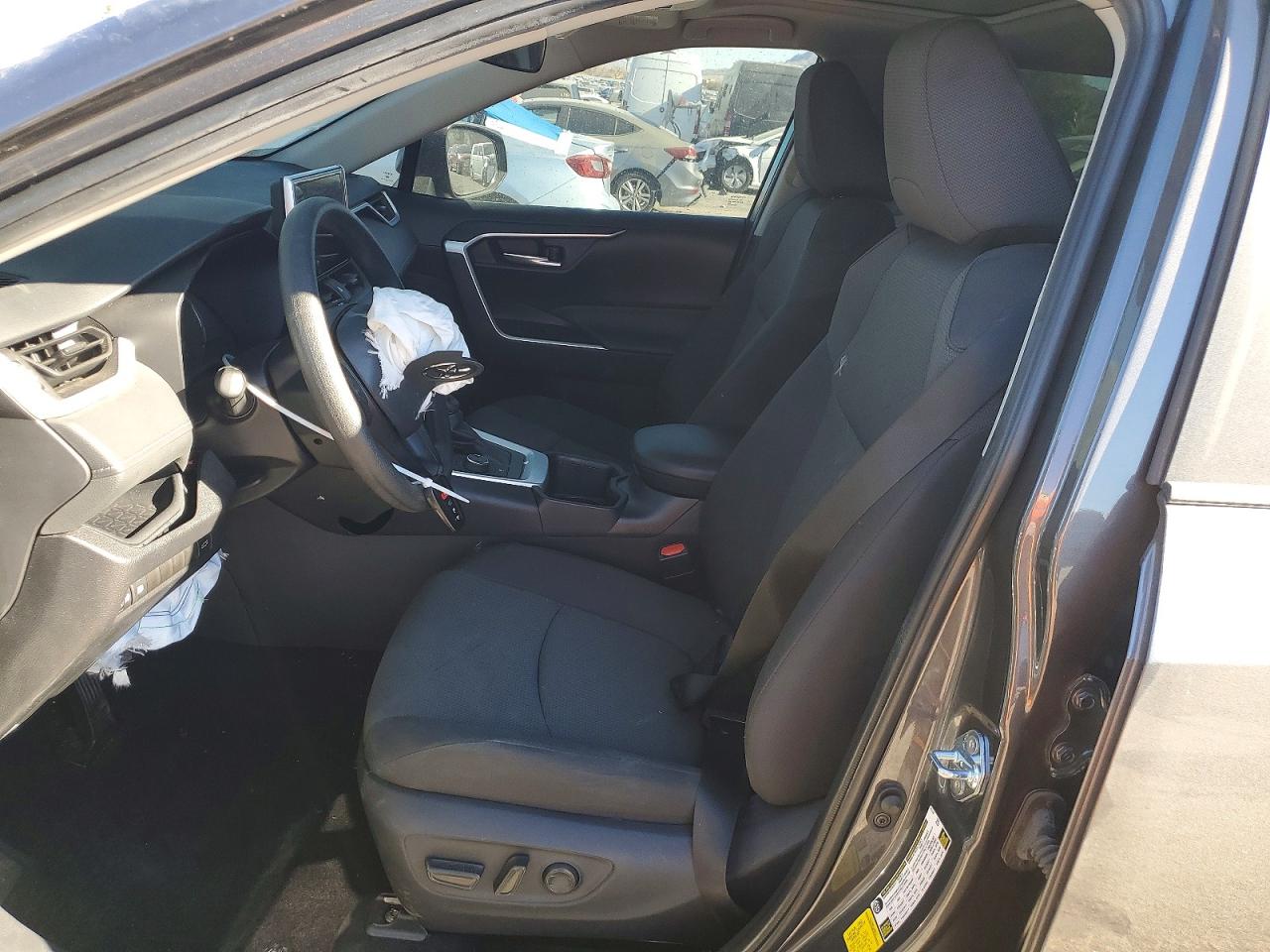 2025 TOYOTA RAV4 XLE photo 19