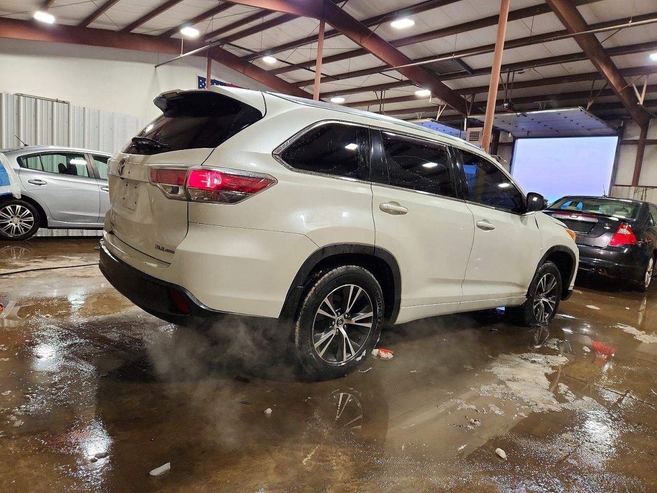 2016 TOYOTA HIGHLANDER XLE photo 7