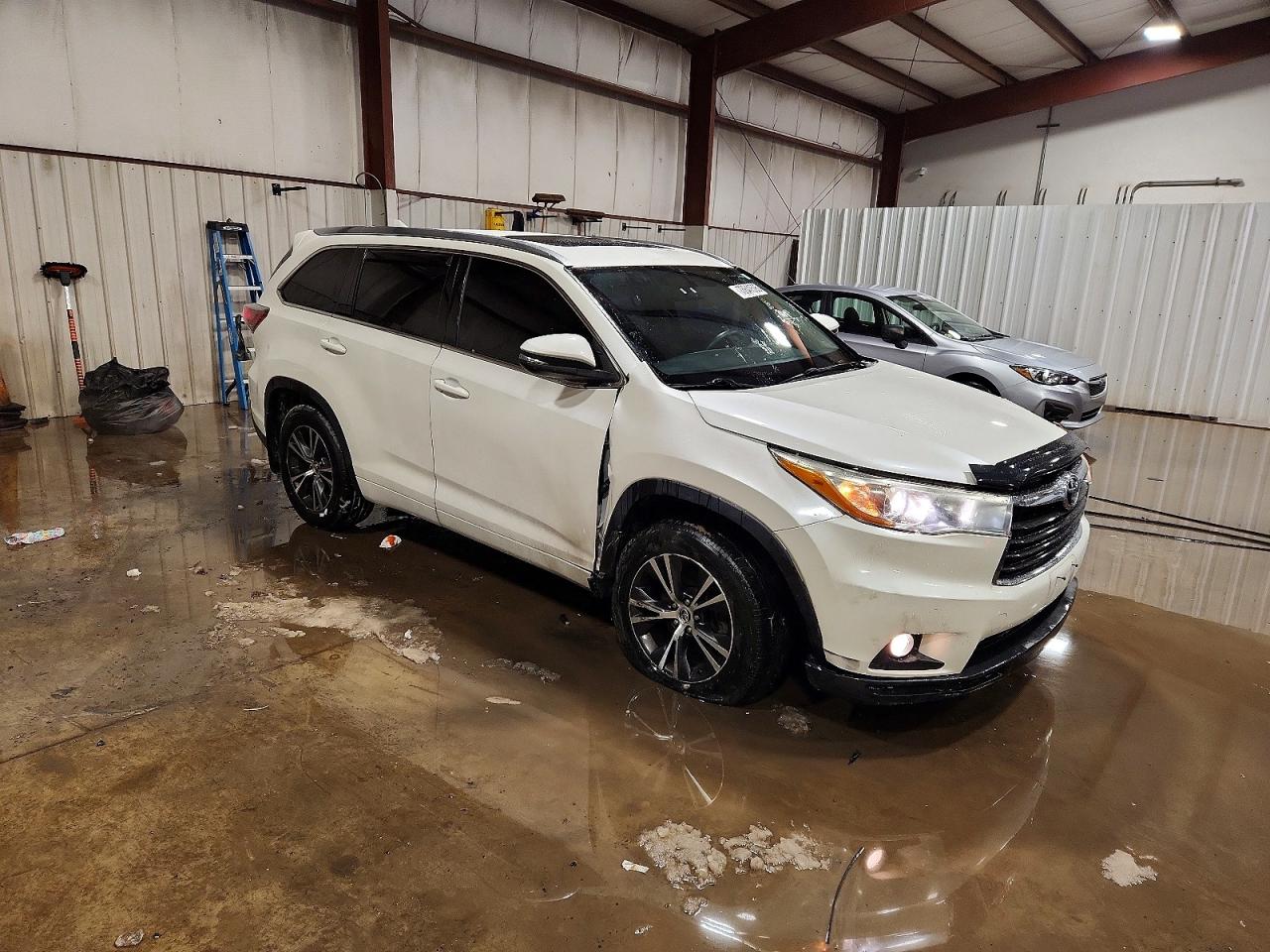 2016 TOYOTA HIGHLANDER XLE photo 10