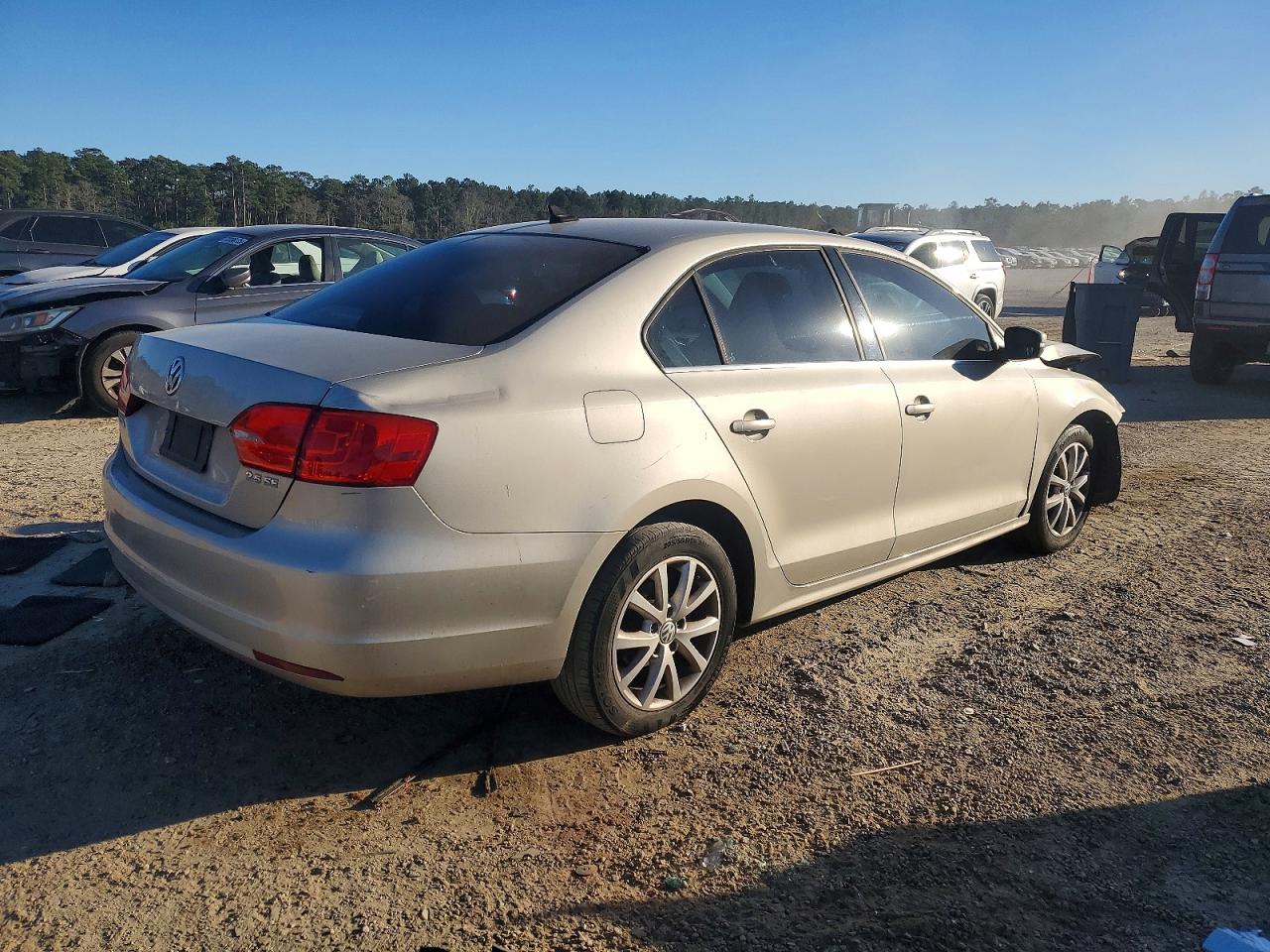 2013 VOLKSWAGEN JETTA SE photo 3