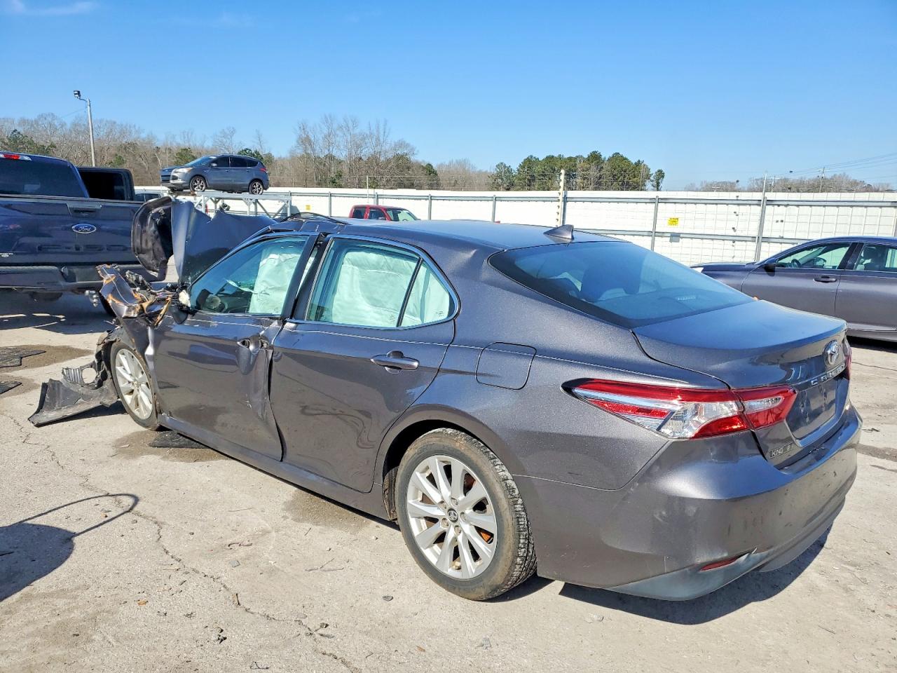 2020 TOYOTA CAMRY LE photo 4