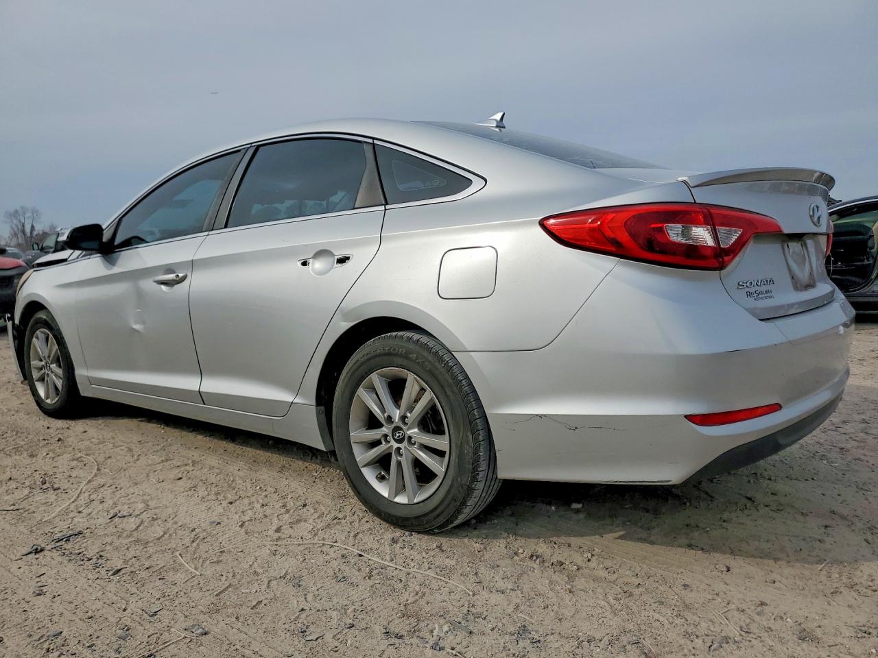 2015 HYUNDAI SONATA SE photo 2