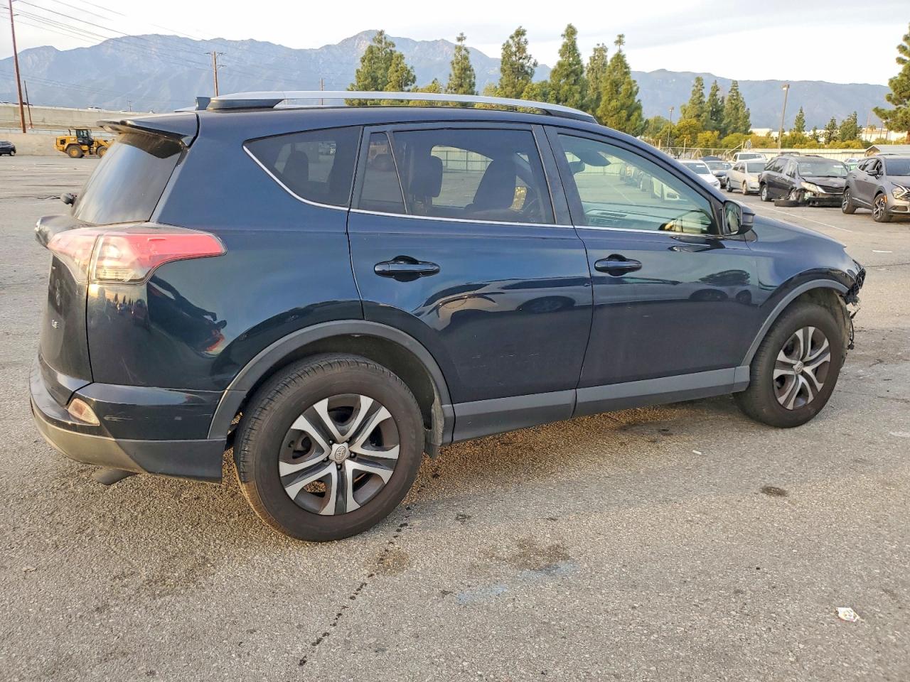 2018 TOYOTA RAV4 LE photo 5