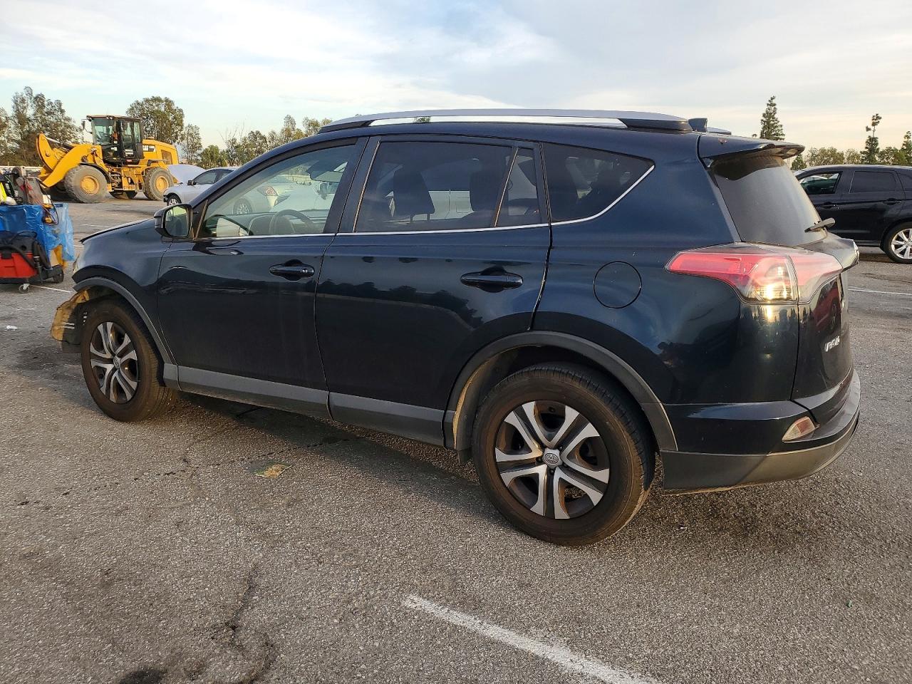 2018 TOYOTA RAV4 LE photo 3