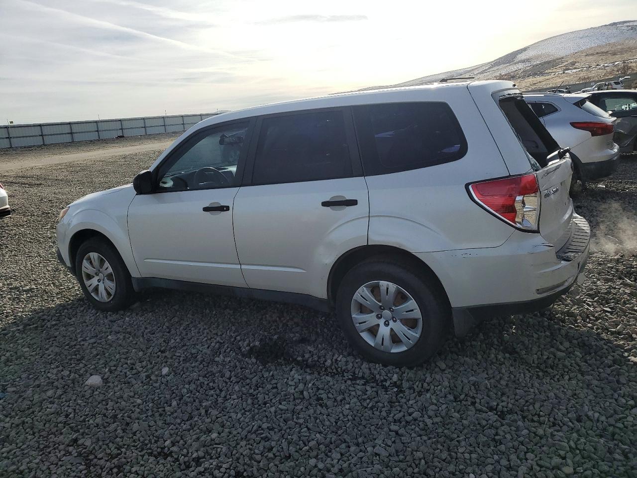 2009 SUBARU FORESTER photo 2