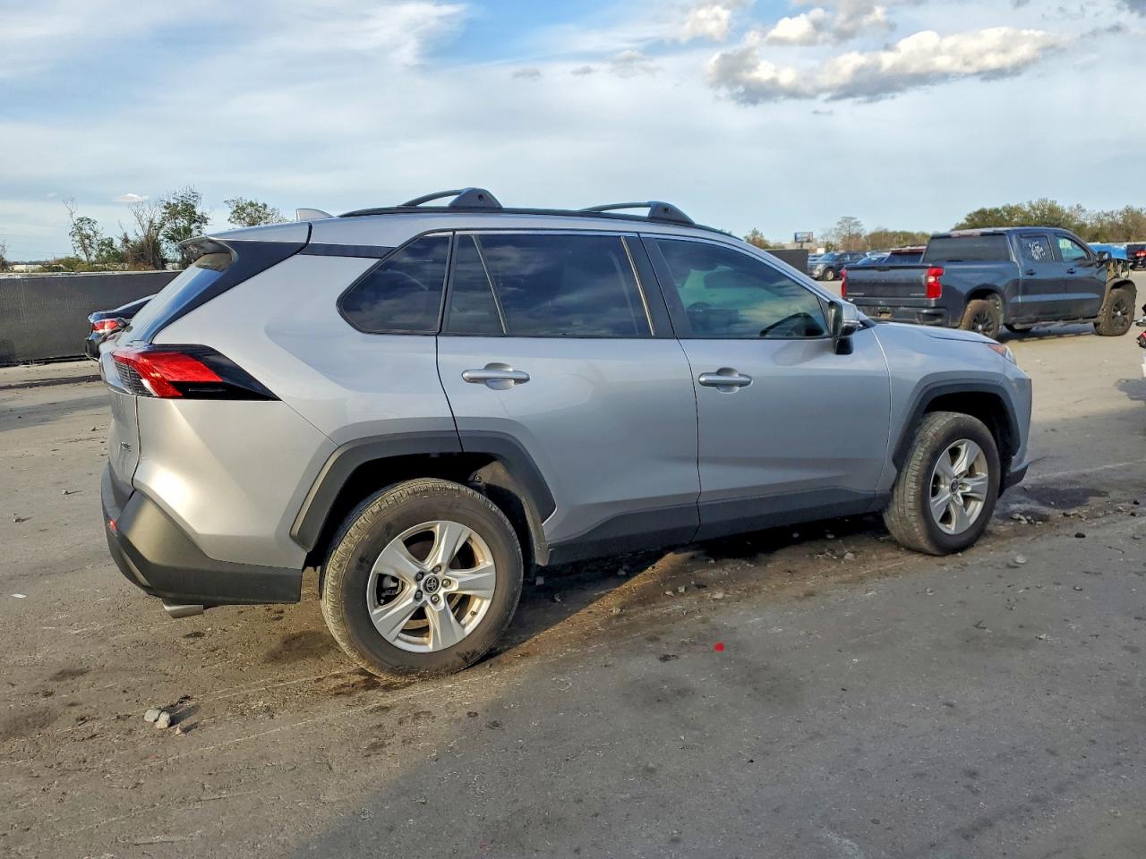 2021 TOYOTA RAV4 XLE photo 5