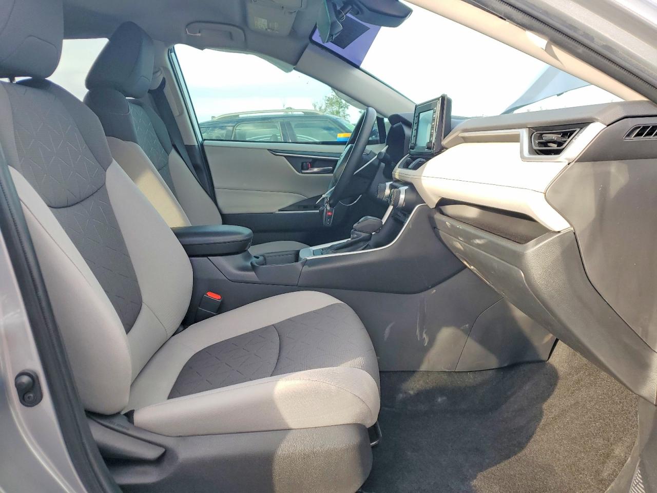 2021 TOYOTA RAV4 XLE photo 13