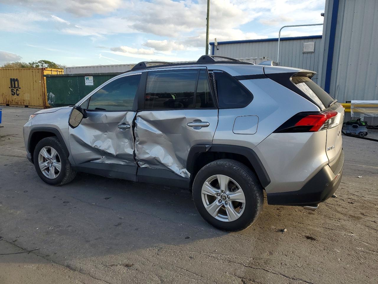2021 TOYOTA RAV4 XLE photo 3