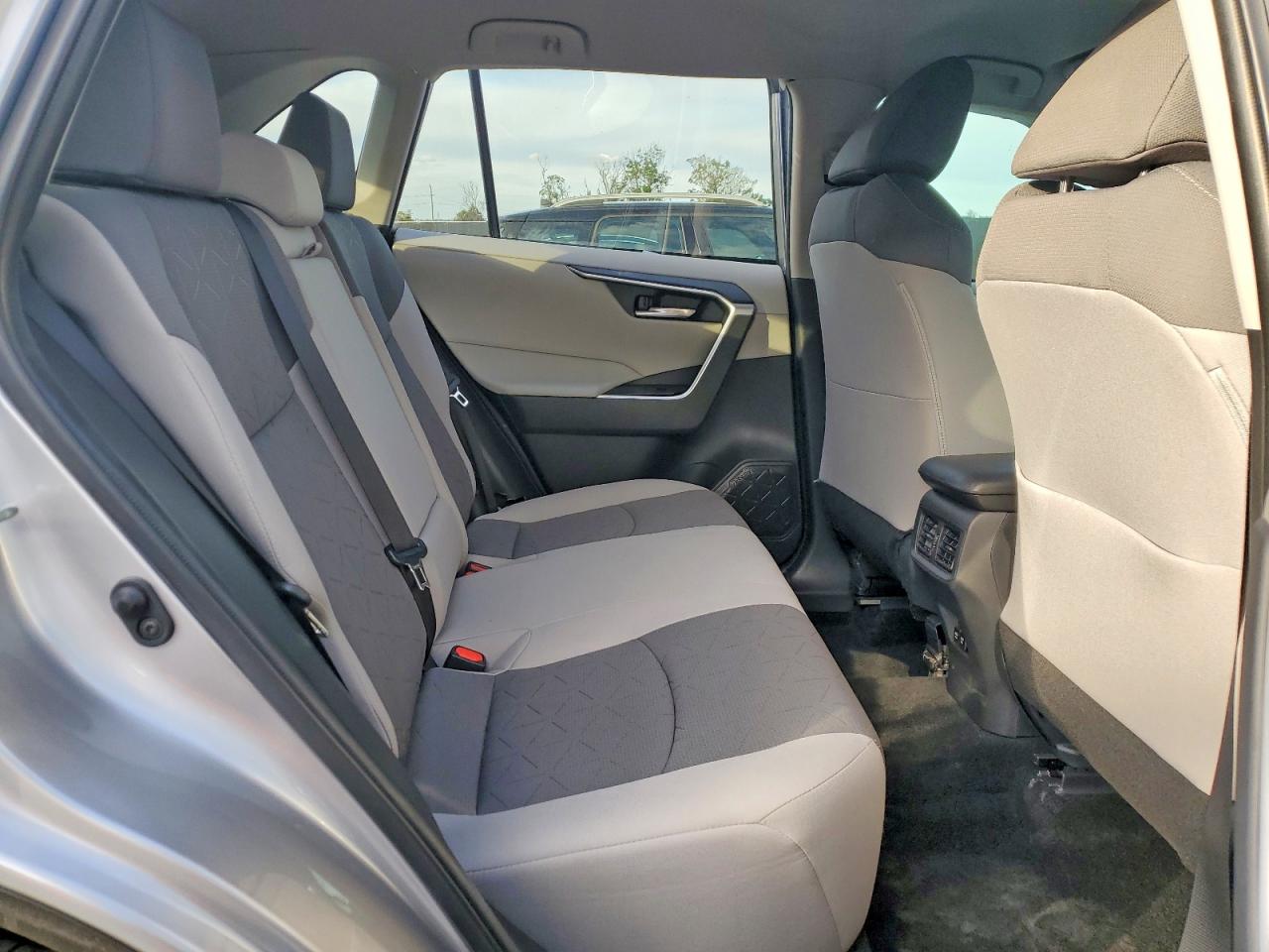 2021 TOYOTA RAV4 XLE photo 21