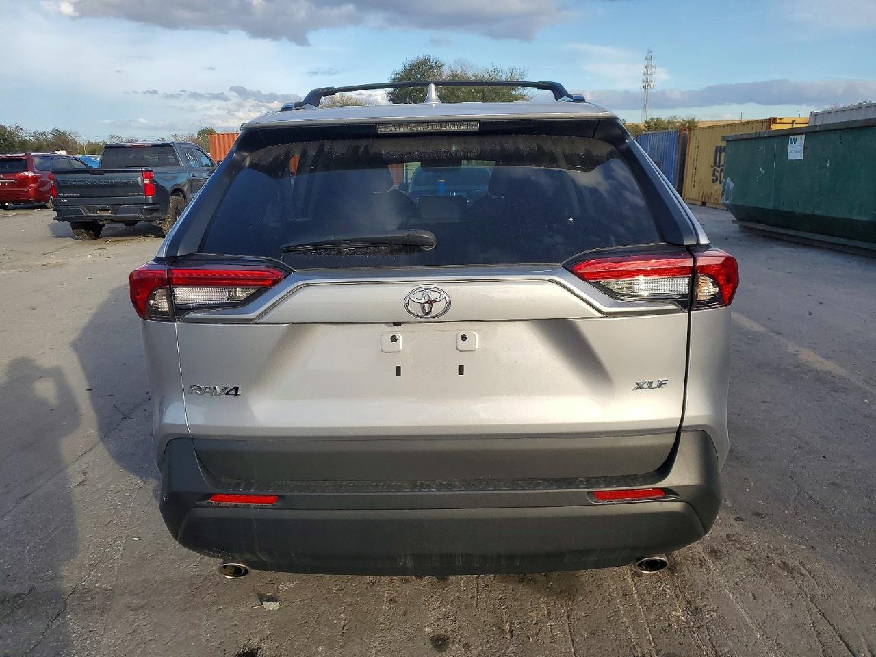 2021 TOYOTA RAV4 XLE photo 11