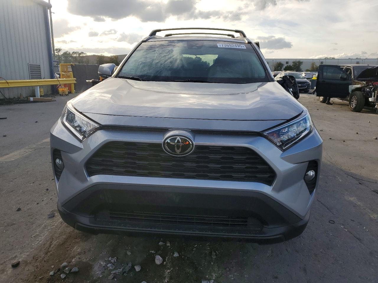 2021 TOYOTA RAV4 XLE photo 9