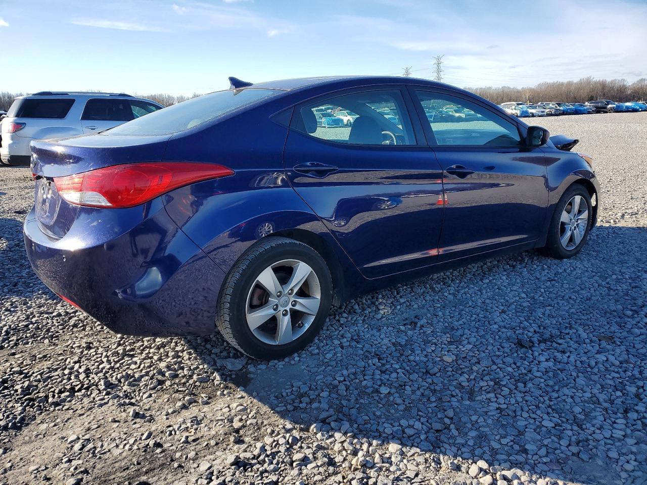 2013 HYUNDAI ELANTRA photo 3
