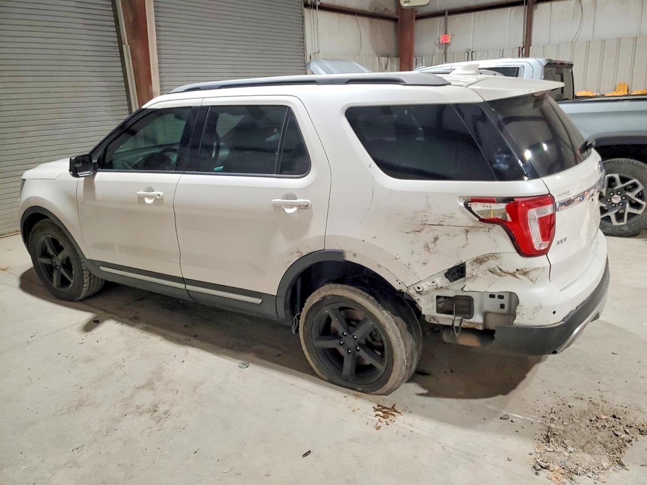 2017 FORD EXPLORER XLT photo 4