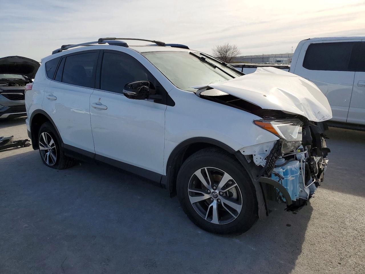 2018 TOYOTA RAV4 XLE photo 4